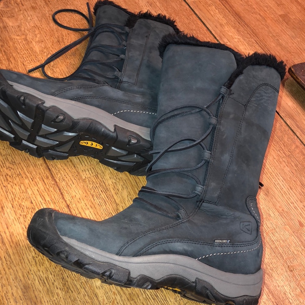 Keen snow boots size 8.5